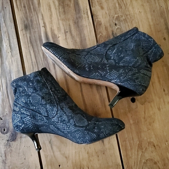 Donald J. Pliner Women's Soft snake skin printed Heeled Booties Size 6 - Picture 1 of 11